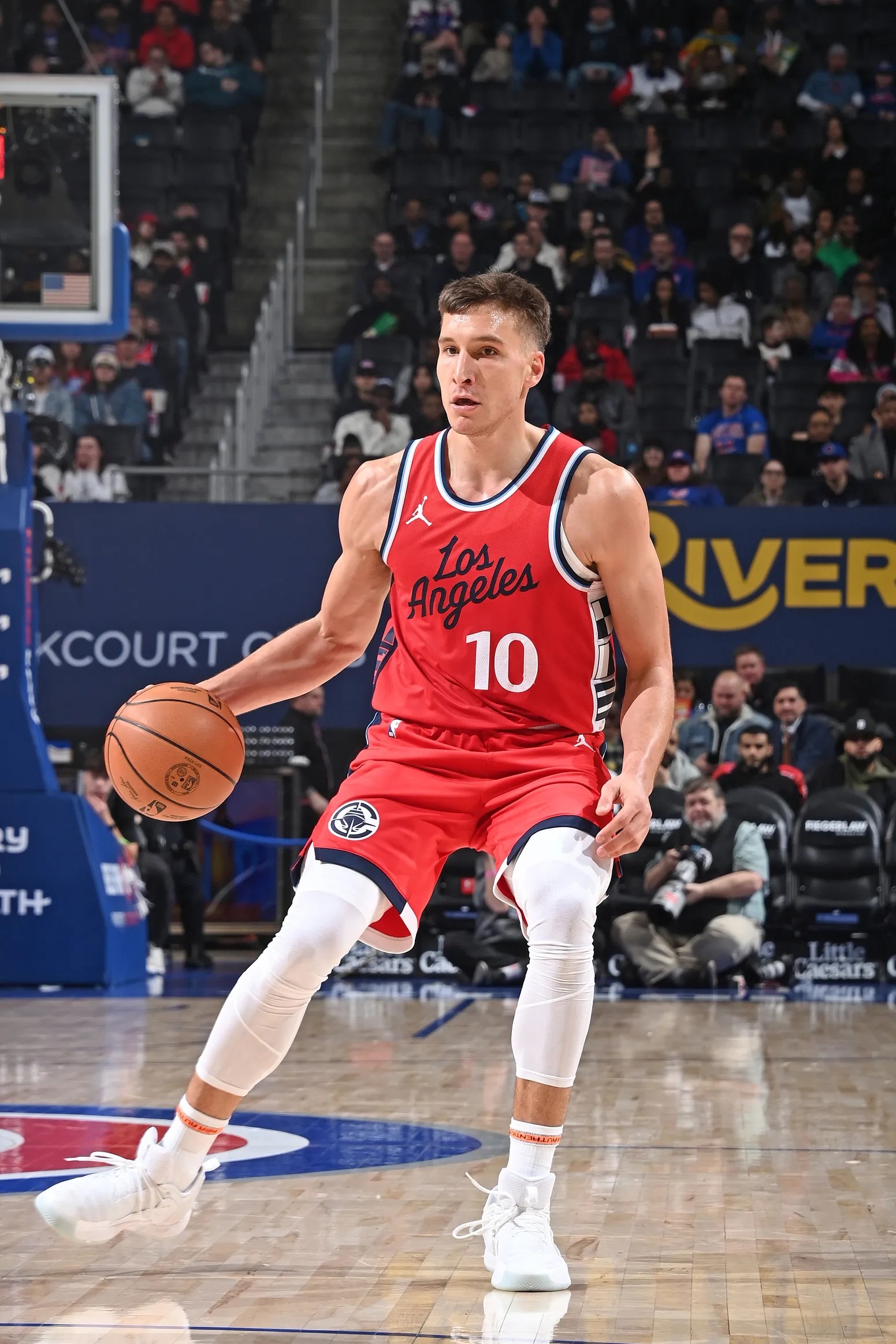 洛杉矶快船完成体检备战足总杯风云突变丹佛掘金今晚复出首秀，风云突变芝加哥公牛今晨豪取连胜瞬间刷屏(快船今天比赛回放)